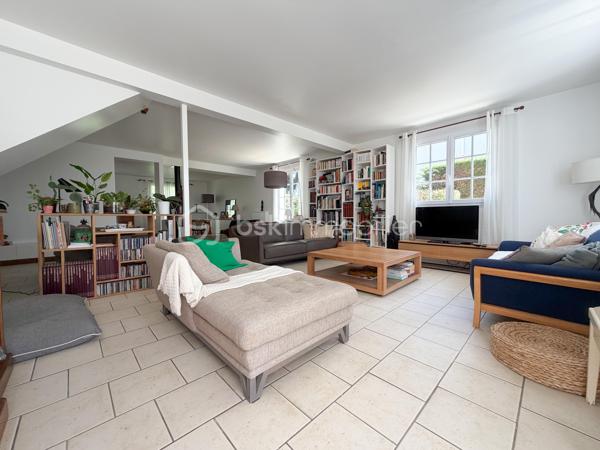 Exclusivité
Au sein du quartier Levitt, belle maison soignée modèle "Chatelet" offrant : 
spacieuse entrée donnant sur une magnifique pièce de vie transformée, avec poêle et offrant 70 m2 de surface (séjour + cuisine équipée ouverte), chambre en rdc avec rangements, salle d'eau, wc, cellier.
Étage : dégagement avec placard donnant accès à 3 jolies chambres avec rangements, salle de bains avec wc, spacieuse suite parentale avec double rangement et donnant accès à une nouvelle salle d'eau avec wc.
Garage motorisé + atelier derrière.
Vaste terrasse carrelée à l’arrière et sur un coté de la maison afin de profiter en fonction de vos envies.
Terrain de 830 m2 parfaitement exposé avec abris de jardin.
Fenêtres PVC double vitrage, volets alu, porte garage changée, tableau et installation électriques refaits, radiateurs changés, fibre optique, ...
Une maison entretenue alliant volume, clarté et confort au quotidien, parfaitement adaptée à une famille avec enfants.
