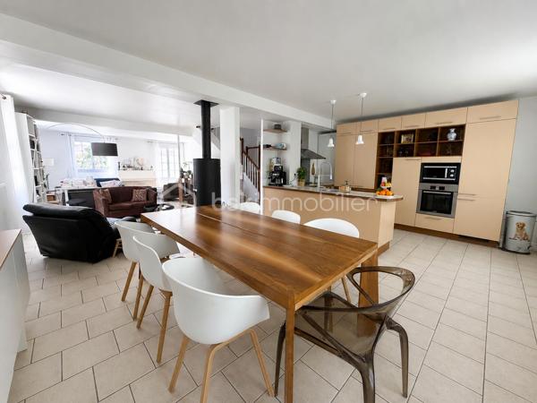 Exclusivité
Au sein du quartier Levitt, belle maison soignée modèle "Chatelet" offrant : 
spacieuse entrée donnant sur une magnifique pièce de vie transformée, avec poêle et offrant 70 m2 de surface (séjour + cuisine équipée ouverte), chambre en rdc avec rangements, salle d'eau, wc, cellier.
Étage : dégagement avec placard donnant accès à 3 jolies chambres avec rangements, salle de bains avec wc, spacieuse suite parentale avec double rangement et donnant accès à une nouvelle salle d'eau avec wc.
Garage motorisé + atelier derrière.
Vaste terrasse carrelée à l’arrière et sur un coté de la maison afin de profiter en fonction de vos envies.
Terrain de 830 m2 parfaitement exposé avec abris de jardin.
Fenêtres PVC double vitrage, volets alu, porte garage changée, tableau et installation électriques refaits, radiateurs changés, fibre optique, ...
Une maison entretenue alliant volume, clarté et confort au quotidien, parfaitement adaptée à une famille avec enfants.