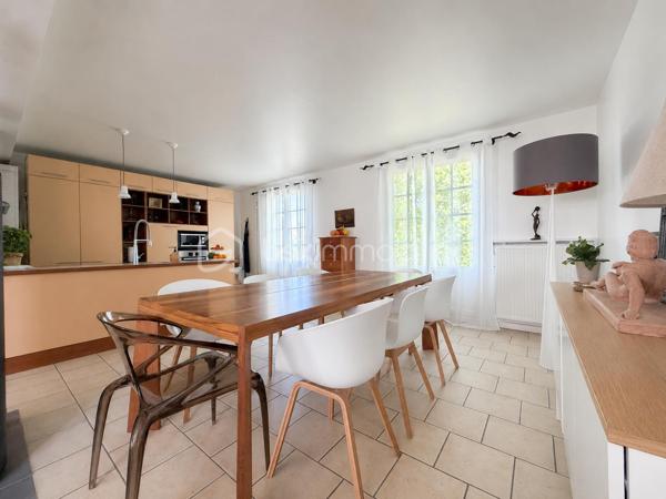 Exclusivité
Au sein du quartier Levitt, belle maison soignée modèle "Chatelet" offrant : 
spacieuse entrée donnant sur une magnifique pièce de vie transformée, avec poêle et offrant 70 m2 de surface (séjour + cuisine équipée ouverte), chambre en rdc avec rangements, salle d'eau, wc, cellier.
Étage : dégagement avec placard donnant accès à 3 jolies chambres avec rangements, salle de bains avec wc, spacieuse suite parentale avec double rangement et donnant accès à une nouvelle salle d'eau avec wc.
Garage motorisé + atelier derrière.
Vaste terrasse carrelée à l’arrière et sur un coté de la maison afin de profiter en fonction de vos envies.
Terrain de 830 m2 parfaitement exposé avec abris de jardin.
Fenêtres PVC double vitrage, volets alu, porte garage changée, tableau et installation électriques refaits, radiateurs changés, fibre optique, ...
Une maison entretenue alliant volume, clarté et confort au quotidien, parfaitement adaptée à une famille avec enfants.