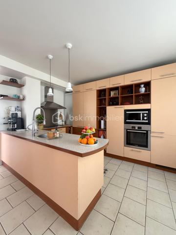Exclusivité
Au sein du quartier Levitt, belle maison soignée modèle "Chatelet" offrant : 
spacieuse entrée donnant sur une magnifique pièce de vie transformée, avec poêle et offrant 70 m2 de surface (séjour + cuisine équipée ouverte), chambre en rdc avec rangements, salle d'eau, wc, cellier.
Étage : dégagement avec placard donnant accès à 3 jolies chambres avec rangements, salle de bains avec wc, spacieuse suite parentale avec double rangement et donnant accès à une nouvelle salle d'eau avec wc.
Garage motorisé + atelier derrière.
Vaste terrasse carrelée à l’arrière et sur un coté de la maison afin de profiter en fonction de vos envies.
Terrain de 830 m2 parfaitement exposé avec abris de jardin.
Fenêtres PVC double vitrage, volets alu, porte garage changée, tableau et installation électriques refaits, radiateurs changés, fibre optique, ...
Une maison entretenue alliant volume, clarté et confort au quotidien, parfaitement adaptée à une famille avec enfants.