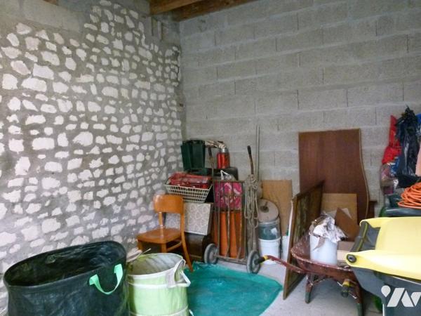 véranda, séjour, cuisine, 3 chambres, salle d'eau, WC, chauffage électrique, buanderie, atelier,