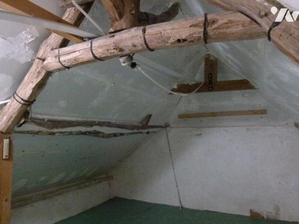 véranda, séjour, cuisine, 3 chambres, salle d'eau, WC, chauffage électrique, buanderie, atelier,