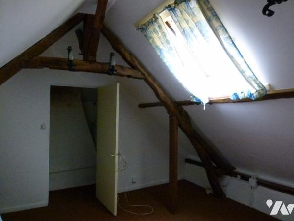 véranda, séjour, cuisine, 3 chambres, salle d'eau, WC, chauffage électrique, buanderie, atelier,