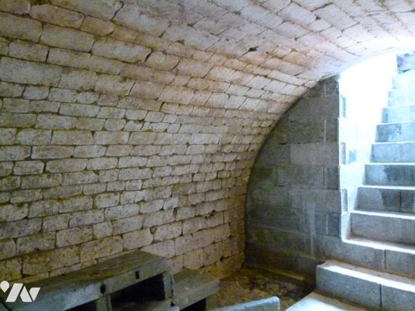 véranda, séjour, cuisine, 3 chambres, salle d'eau, WC, chauffage électrique, buanderie, atelier,