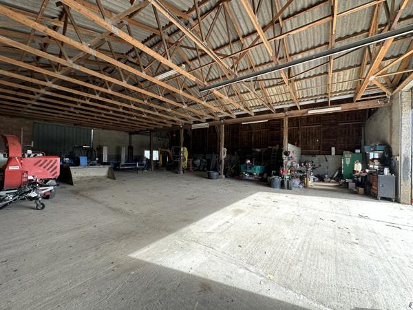 Ideal professionnel immeuble de 577m² sur 9731m² de terrain