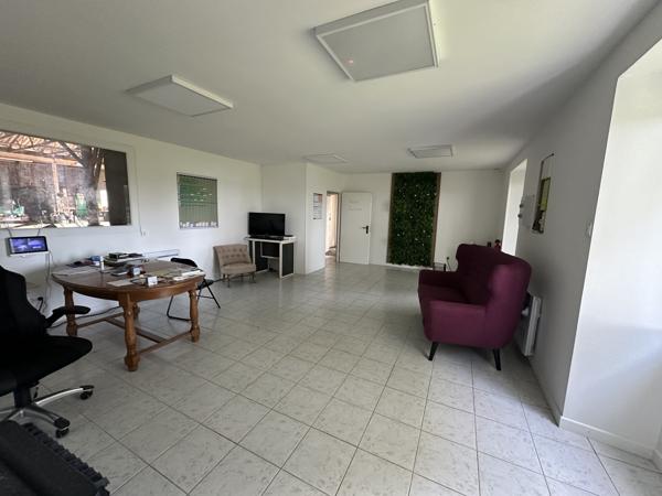 Ideal professionnel immeuble de 577m² sur 9731m² de terrain