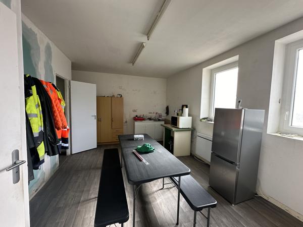 Ideal professionnel immeuble de 577m² sur 9731m² de terrain
