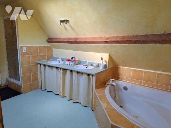 Maison à vendre à MENETOU-SALON (Cher), au calme dans un hameau, superbe maison ancienne mitoye...