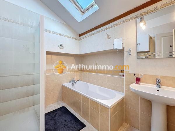 Vente                                                      Appartement
                        
                     5 pièces                      94 m2                     à Bourgoin-Jallieu