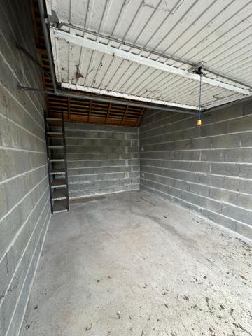Box fermé de 19m² à louer aux Ponts-de-Cé