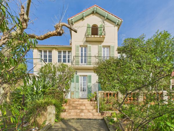 Toulon (83000) TOULON Siblas – Maison de caractère 219 m² – 4 chambres – terrain 799 m² – aperçu rade – garage