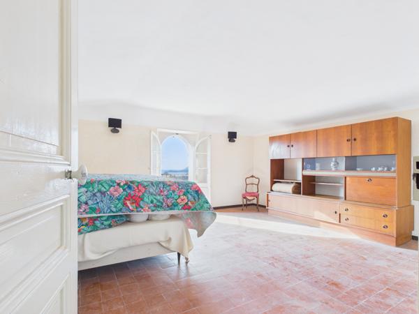 Toulon (83000) TOULON Siblas – Maison de caractère 219 m² – 4 chambres – terrain 799 m² – aperçu rade – garage