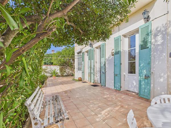 Toulon (83000) TOULON Siblas – Maison de caractère 219 m² – 4 chambres – terrain 799 m² – aperçu rade – garage