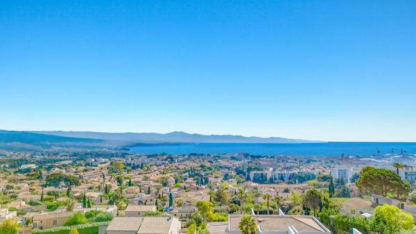 Appartement La Ciotat 4 pièce(s) 75.73 m2 vue mer avec garage et place de parking