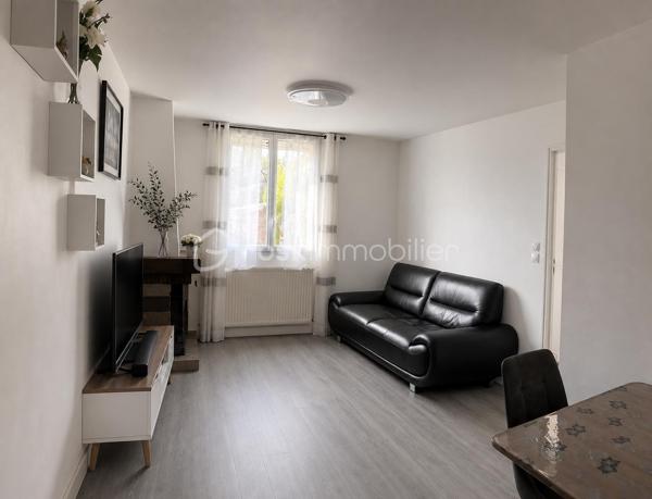 Secteur "Les Trèfles" à 500m du RER B + Future Métro L16, Maison individuelle de 75m² environ sur terrain de 280m² proche toutes commodités.
Rdc : entrée - cuisine - wc - chambre - salle d'eau - séjour donnant sur terrasse couverte. 
Etage : 2 chambres.
S/sol total : garage - chaufferie - 2 pièces.
Extérieur : jardin - 2 dépendances non aménagées - Stationnements.
Les +++ : secteur recherché - double vitrage - agencement optimisé...
Au plaisir pour une visite. Faire vite !! Une visite s'impose.