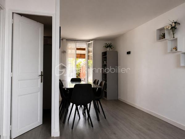 Secteur "Les Trèfles" à 500m du RER B + Future Métro L16, Maison individuelle de 75m² environ sur terrain de 280m² proche toutes commodités.
Rdc : entrée - cuisine - wc - chambre - salle d'eau - séjour donnant sur terrasse couverte. 
Etage : 2 chambres.
S/sol total : garage - chaufferie - 2 pièces.
Extérieur : jardin - 2 dépendances non aménagées - Stationnements.
Les +++ : secteur recherché - double vitrage - agencement optimisé...
Au plaisir pour une visite. Faire vite !! Une visite s'impose.