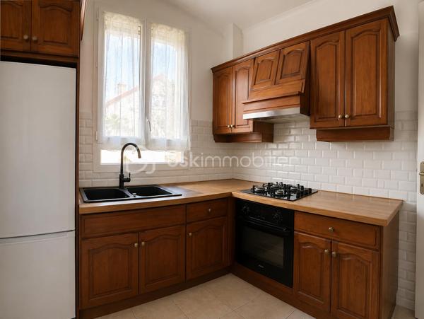Secteur "Les Trèfles" à 500m du RER B + Future Métro L16, Maison individuelle de 75m² environ sur terrain de 280m² proche toutes commodités.
Rdc : entrée - cuisine - wc - chambre - salle d'eau - séjour donnant sur terrasse couverte. 
Etage : 2 chambres.
S/sol total : garage - chaufferie - 2 pièces.
Extérieur : jardin - 2 dépendances non aménagées - Stationnements.
Les +++ : secteur recherché - double vitrage - agencement optimisé...
Au plaisir pour une visite. Faire vite !! Une visite s'impose.