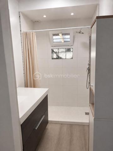 Secteur "Les Trèfles" à 500m du RER B + Future Métro L16, Maison individuelle de 75m² environ sur terrain de 280m² proche toutes commodités.
Rdc : entrée - cuisine - wc - chambre - salle d'eau - séjour donnant sur terrasse couverte. 
Etage : 2 chambres.
S/sol total : garage - chaufferie - 2 pièces.
Extérieur : jardin - 2 dépendances non aménagées - Stationnements.
Les +++ : secteur recherché - double vitrage - agencement optimisé...
Au plaisir pour une visite. Faire vite !! Une visite s'impose.
