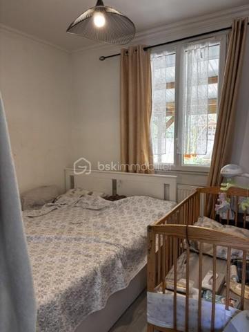 Secteur "Les Trèfles" à 500m du RER B + Future Métro L16, Maison individuelle de 75m² environ sur terrain de 280m² proche toutes commodités.
Rdc : entrée - cuisine - wc - chambre - salle d'eau - séjour donnant sur terrasse couverte. 
Etage : 2 chambres.
S/sol total : garage - chaufferie - 2 pièces.
Extérieur : jardin - 2 dépendances non aménagées - Stationnements.
Les +++ : secteur recherché - double vitrage - agencement optimisé...
Au plaisir pour une visite. Faire vite !! Une visite s'impose.