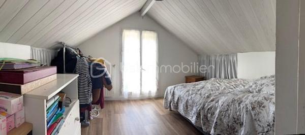 Secteur "Les Trèfles" à 500m du RER B + Future Métro L16, Maison individuelle de 75m² environ sur terrain de 280m² proche toutes commodités.
Rdc : entrée - cuisine - wc - chambre - salle d'eau - séjour donnant sur terrasse couverte. 
Etage : 2 chambres.
S/sol total : garage - chaufferie - 2 pièces.
Extérieur : jardin - 2 dépendances non aménagées - Stationnements.
Les +++ : secteur recherché - double vitrage - agencement optimisé...
Au plaisir pour une visite. Faire vite !! Une visite s'impose.