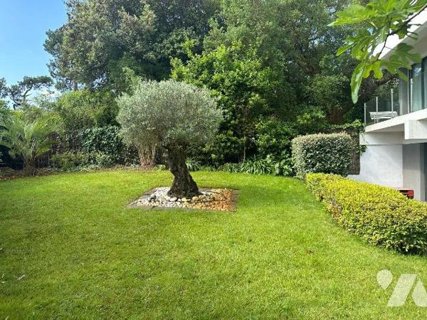 A vendre à LEGE CAP FERET, quartier de L'HERBE, sur une parcelle de 1101m², une maison de 300m²...