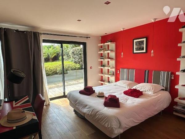 A vendre à LEGE CAP FERET, quartier de L'HERBE, sur une parcelle de 1101m², une maison de 300m²...