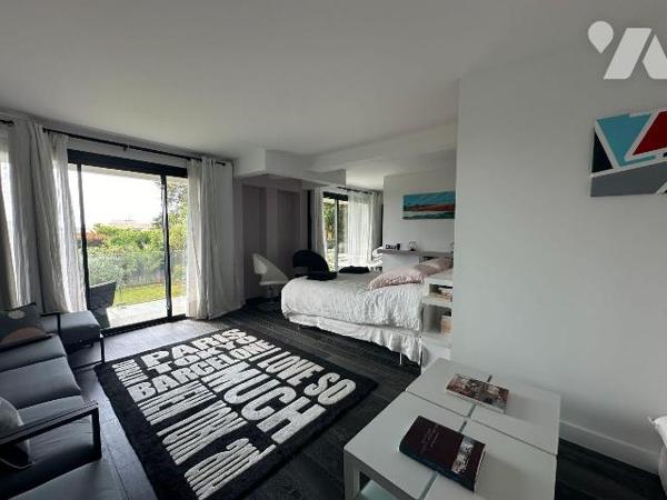 A vendre à LEGE CAP FERET, quartier de L'HERBE, sur une parcelle de 1101m², une maison de 300m²...