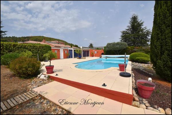 Maison à Espère 256 m² habitable, gîte, piscine, grand pool house, garages, jardin.