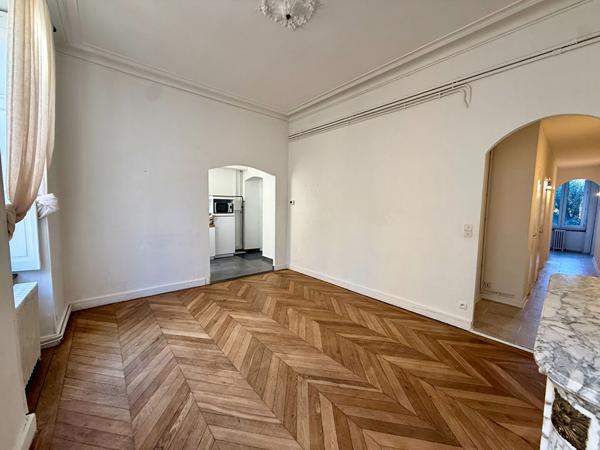 Appartement traversant Sud/Nord rénové de 78 m² avec parquet massif et cheminée en centre-ville de Carcassonne