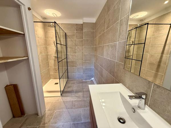 Appartement traversant Sud/Nord rénové de 78 m² avec parquet massif et cheminée en centre-ville de Carcassonne