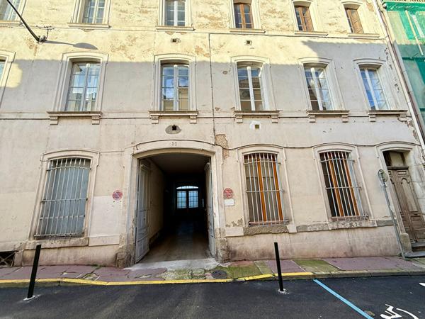 Appartement traversant Sud/Nord rénové de 78 m² avec parquet massif et cheminée en centre-ville de Carcassonne