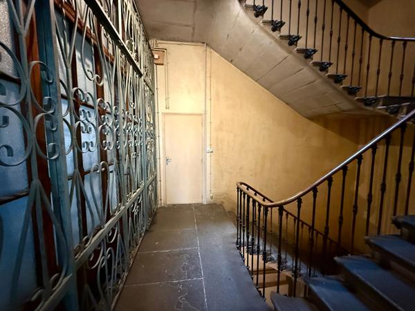 Appartement traversant Sud/Nord rénové de 78 m² avec parquet massif et cheminée en centre-ville de Carcassonne