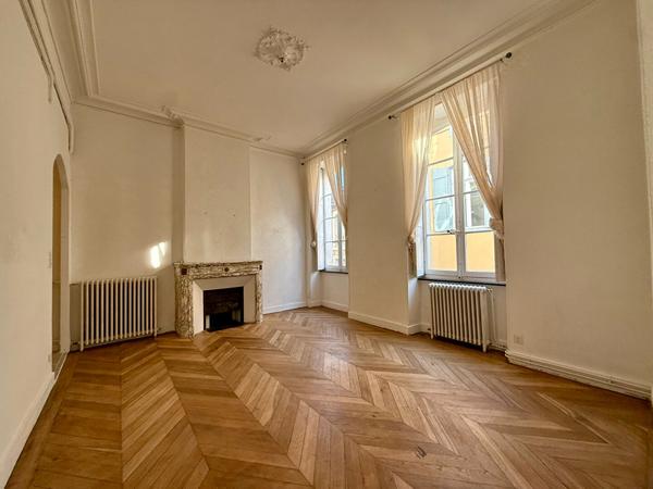 Appartement traversant Sud/Nord rénové de 78 m² avec parquet massif et cheminée en centre-ville de Carcassonne