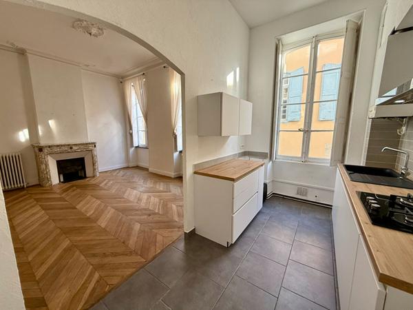 Appartement traversant Sud/Nord rénové de 78 m² avec parquet massif et cheminée en centre-ville de Carcassonne
