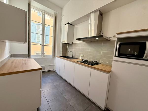 Appartement traversant Sud/Nord rénové de 78 m² avec parquet massif et cheminée en centre-ville de Carcassonne