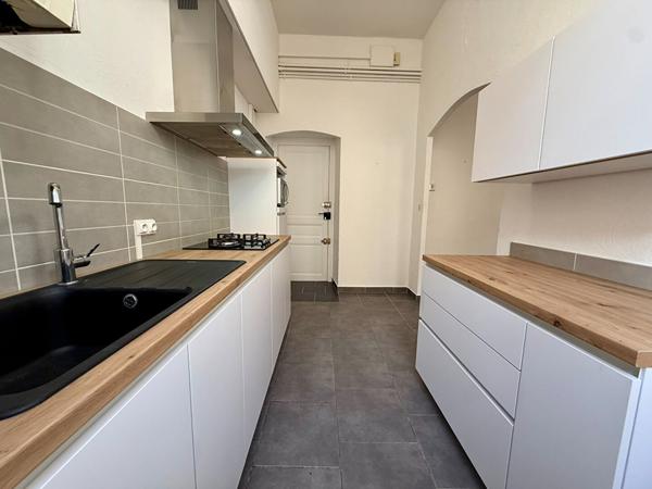 Appartement traversant Sud/Nord rénové de 78 m² avec parquet massif et cheminée en centre-ville de Carcassonne