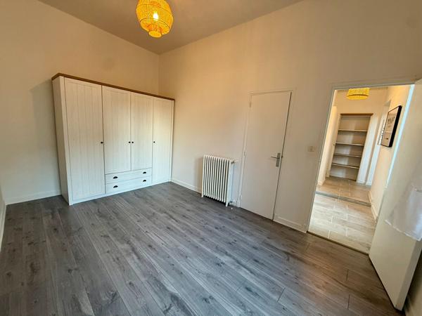 Appartement traversant Sud/Nord rénové de 78 m² avec parquet massif et cheminée en centre-ville de Carcassonne