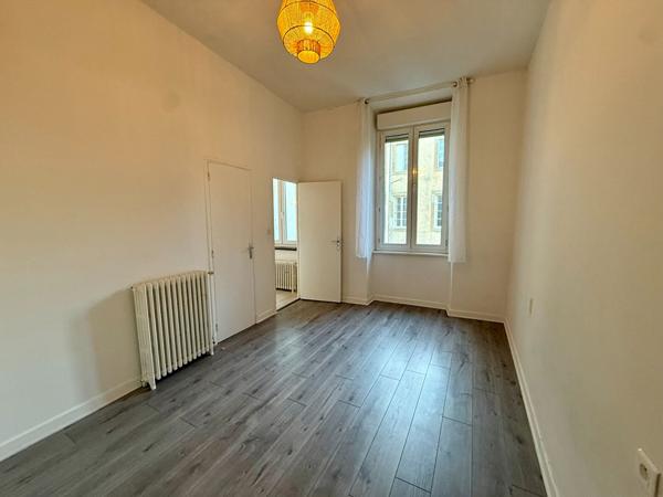 Appartement traversant Sud/Nord rénové de 78 m² avec parquet massif et cheminée en centre-ville de Carcassonne