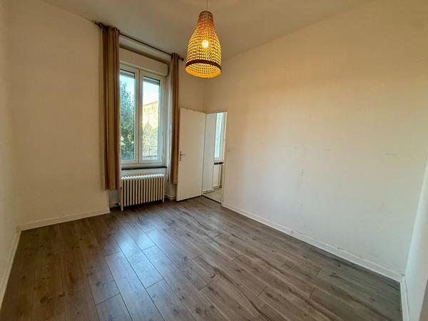 Appartement traversant Sud/Nord rénové de 78 m² avec parquet massif et cheminée en centre-ville de Carcassonne