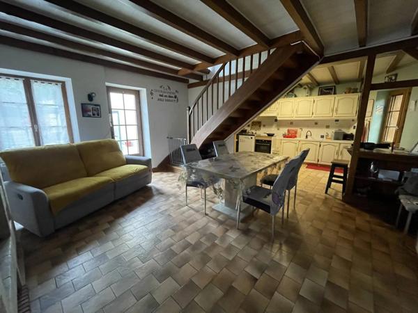 Belle maison en pierre avec dépendances