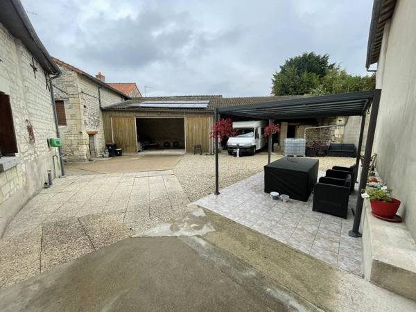 Belle maison en pierre avec dépendances
