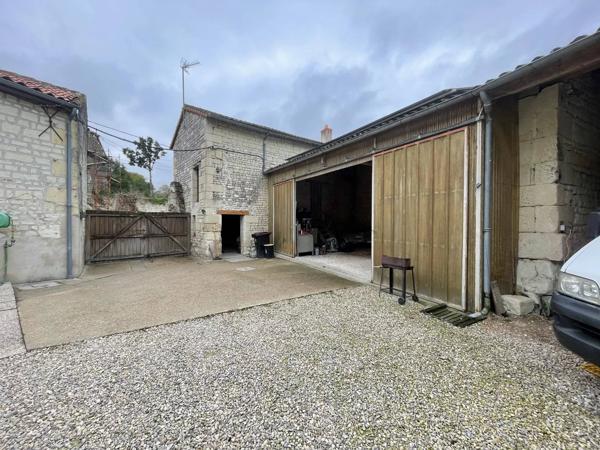 Belle maison en pierre avec dépendances