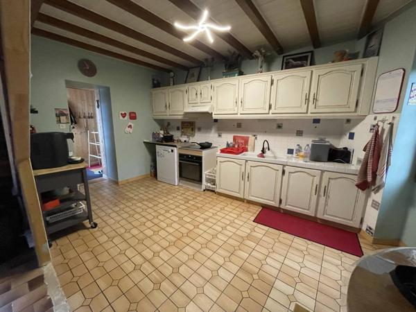Belle maison en pierre avec dépendances