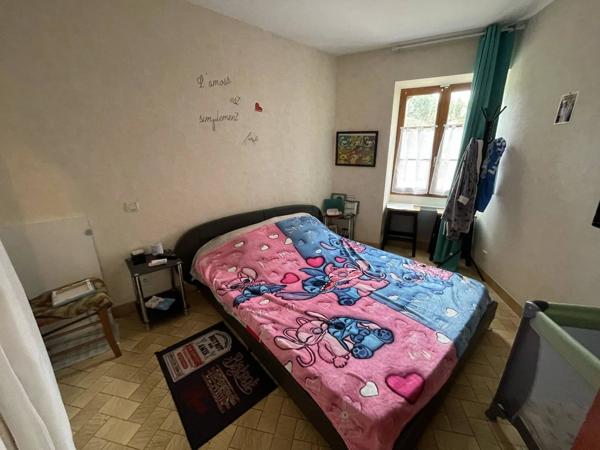 Belle maison en pierre avec dépendances