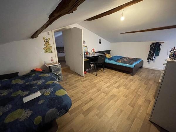 Belle maison en pierre avec dépendances