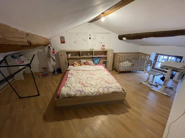 Belle maison en pierre avec dépendances