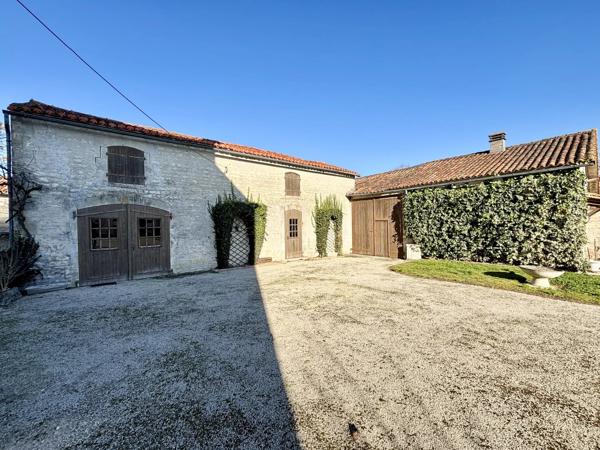 Grande maison de village de caractère avec deux autres propriétés, des dépendances et un jardin clos.