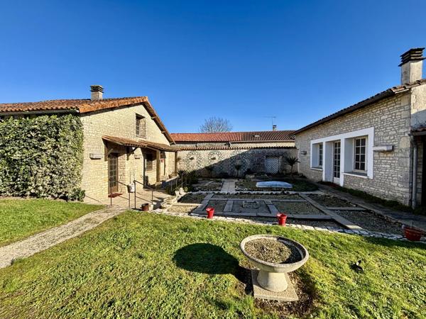 Grande maison de village de caractère avec deux autres propriétés, des dépendances et un jardin clos.
