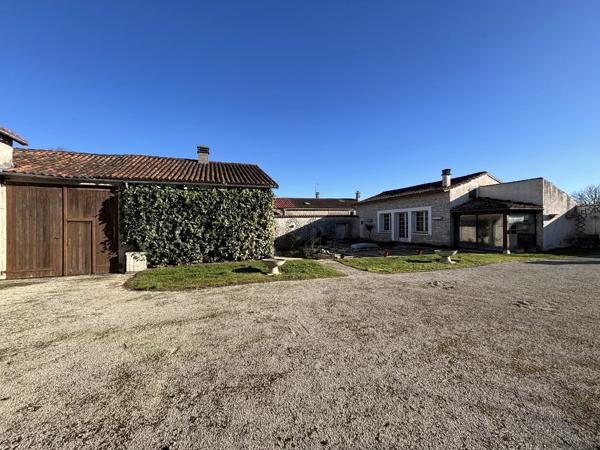 Grande maison de village de caractère avec deux autres propriétés, des dépendances et un jardin clos.