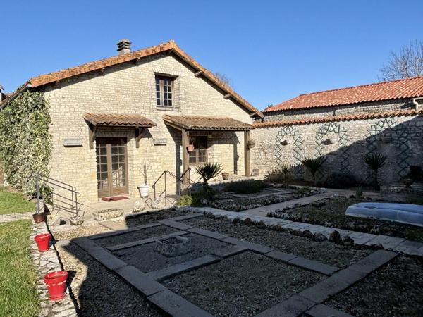 Grande maison de village de caractère avec deux autres propriétés, des dépendances et un jardin clos.